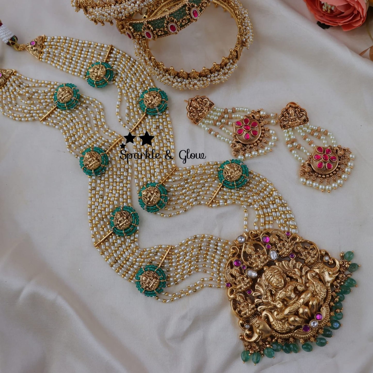 White and Glow Kemp Necklace Set